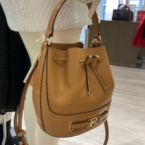 MICHAEL KORS 
Reed Medium Pebbled Leather Belted Bucket Messenger Satchel Crossb - Picture 6 of 16